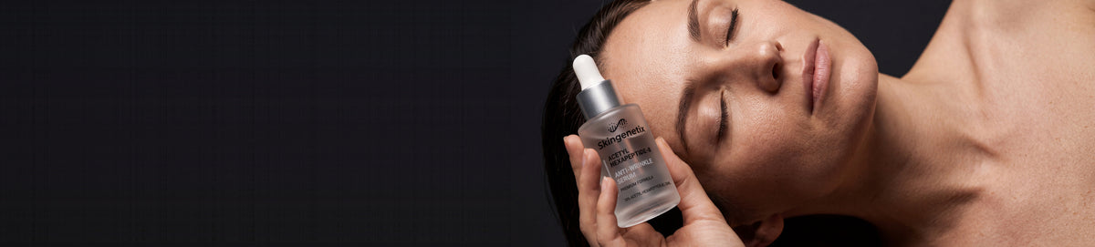 Frau liegt mit geschlossenen Augen und hält eine Flasche Skingenetix Acetyl Hexapeptide-8 Anti-Falten-Serum an ihre Wange