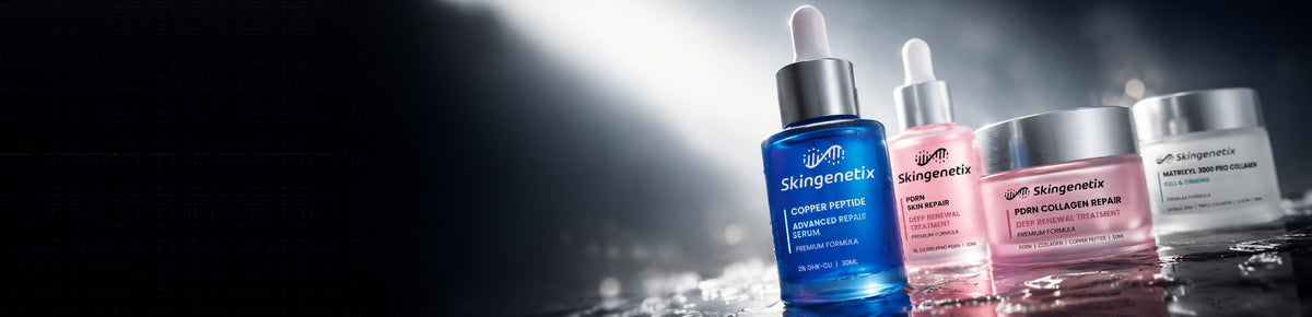 Skingenetix Peptid-Pflegekollection - Copper Peptide (GHK-Cu) 2% Renewal Serum, PDRN 1% Renewal Serum, PDRN 1% Collagen Nachtcreme und Matrixyl 3000 Pro-Collagen Firming Cream auf nasser dunkler Oberfläche