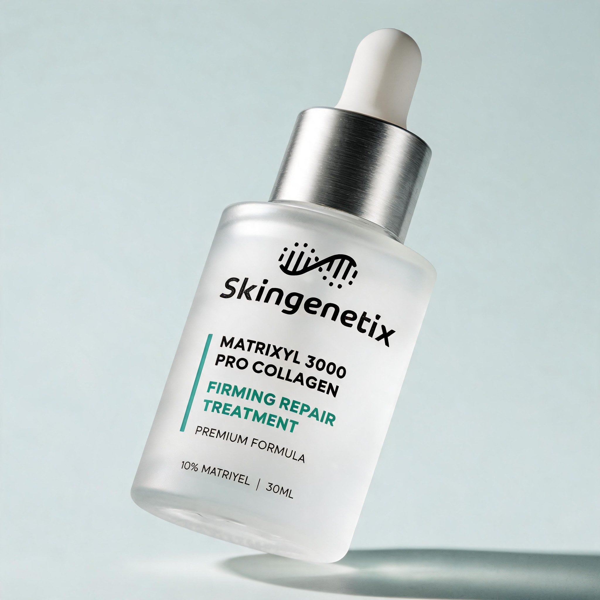 Skingenetix Matrixyl 3000 Firming Serum, 30ml - Flasche auf hellem Türkis-Untergrund mit weichem Schatten