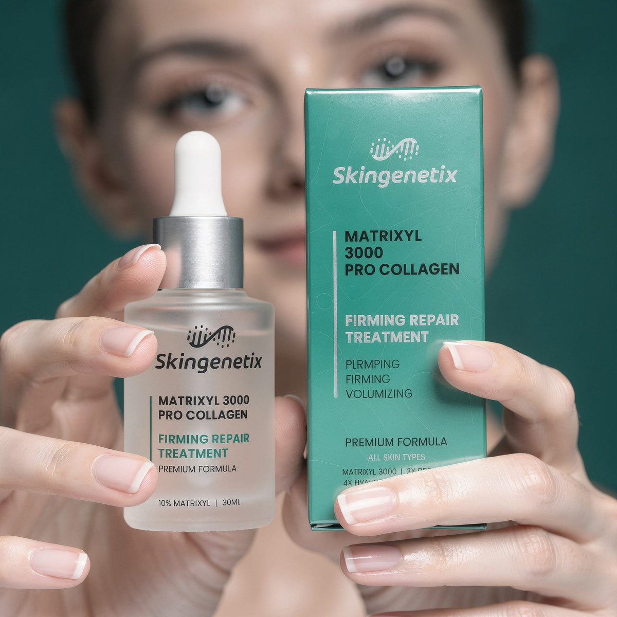 Skingenetix Matrixyl 3000 Firming Serum, 30ml - Flasche und türkisfarbene Faltschachtel hochgehalten, das Model unscharf im Hintergrund
